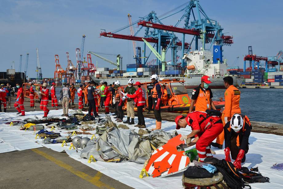 Equipe de resgate examina os restos encontrados do voo JT610 da Lion Air, que caiu no mar, durante o processo de recuperação no porto de Tanjung Priok em Jacarta, na Indonésia - 29/10/2018