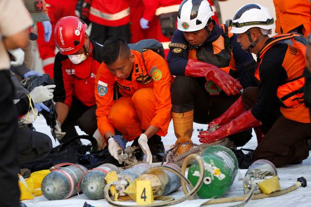 Equipe de resgate examina os restos encontrados do voo JT610 da Lion Air, que caiu no mar, durante o processo de recuperação no porto de Tanjung Priok em Jacarta, na Indonésia - 29/10/2018 Equipe de resgate examina os restos encontrados do voo JT610 da Lion Air, que caiu no mar, durante o processo de recuperação no porto de Tanjung Priok em Jacarta, na Indonésia - 29/10/2018