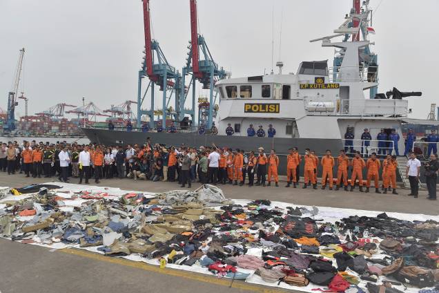 Os escombros recuperados do malfadado voo JT 610 da Lion Air, são apresentados enquanto o presidente da Indonésia, Joko Widodo, visita o centro de operações de busca e salvamento em um porto no norte de Jacarta - 30/10/2018 Os escombros recuperados do malfadado voo JT 610 da Lion Air, são apresentados enquanto o presidente da Indonésia, Joko Widodo, visita o centro de operações de busca e salvamento em um porto no norte de Jacarta - 30/10/2018