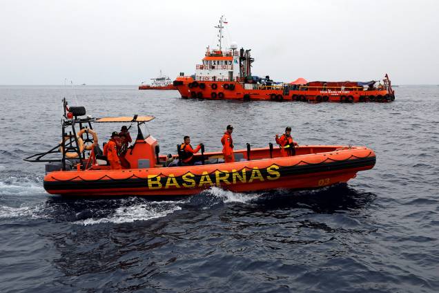 Um navio de operações e um bote são vistos na região de busca por destroços do avião da Lion Ait Flight, que caiu no mar da Indonésia - 30/10/2018 Um navio de operações e um bote são vistos na região de busca por destroços do avião da Lion Ait Flight, que caiu no mar da Indonésia - 30/10/2018