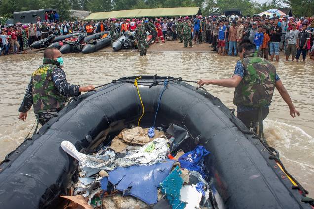 Soldados puxam um bote cheio de destroços do voo JT610 da Lion Air Flight, que caiu no mar da praia de Tanjung Pakis, em Karawang, na Indonésia - 30/10/2018 Soldados puxam um bote cheio de destroços do voo JT610 da Lion Air Flight, que caiu no mar da praia de Tanjung Pakis, em Karawang, na Indonésia - 30/10/2018