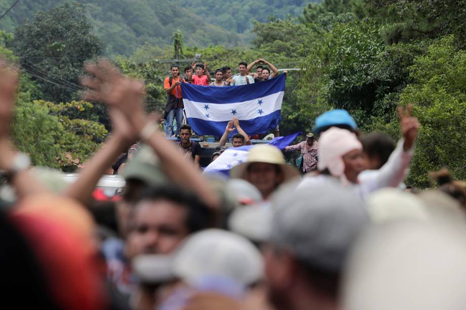 Imigrantes participantes de caravana seguem pela Guatemala com destino aos Estados Unidos - 15/10/2018