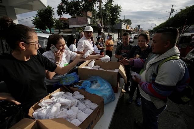 Voluntários distribuem comida para imigrantes de Honduras que participam de caravana com destino aos Estados Unidos - 16/10/2018 Voluntários distribuem comida para imigrantes de Honduras que participam de caravana com destino aos Estados Unidos - 16/10/2018