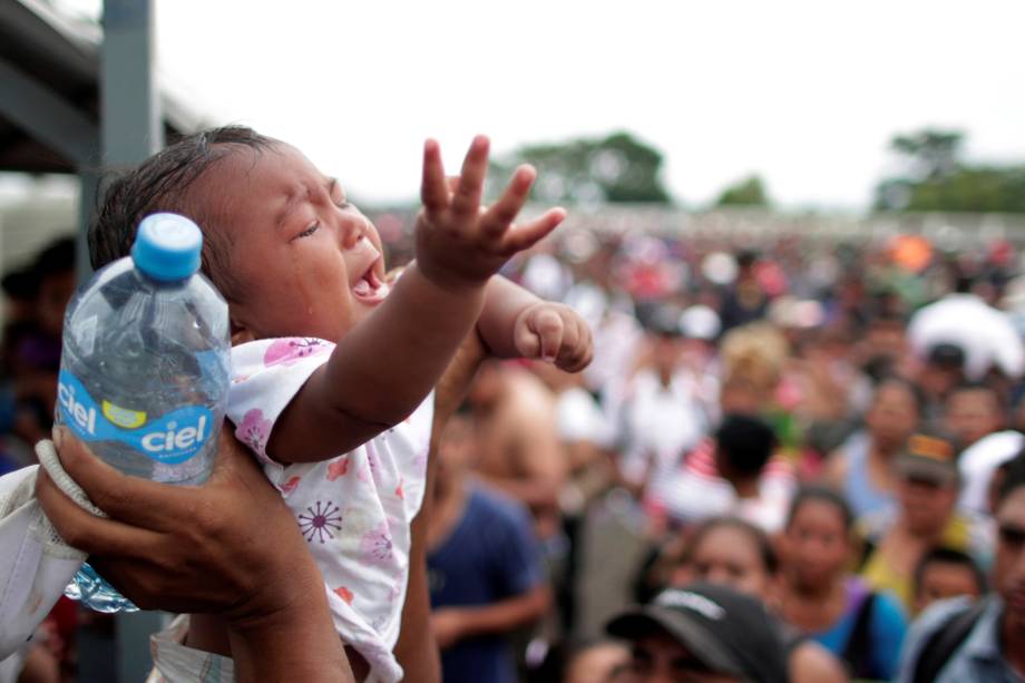 Imigrantes hondurenhos que tentam chegar nos Estados Unidos, se aglomeram em um posto de controle enquanto esperam pedir asilo no México em um posto de controle em Ciudad Hidalgo - 20/10/2018