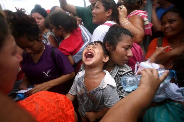Imigrantes hondurenhos que tentam chegar nos Estados Unidos, se aglomeram em um posto de controle enquanto esperam pedir asilo no México em um posto de controle em Ciudad Hidalgo - 20/10/2018 Imigrantes hondurenhos que tentam chegar nos Estados Unidos, se aglomeram em um posto de controle enquanto esperam pedir asilo no México em um posto de controle em Ciudad Hidalgo - 20/10/2018