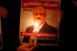 Manifestante segura cartaz com foto de Jamal Khashoggi em Istambul