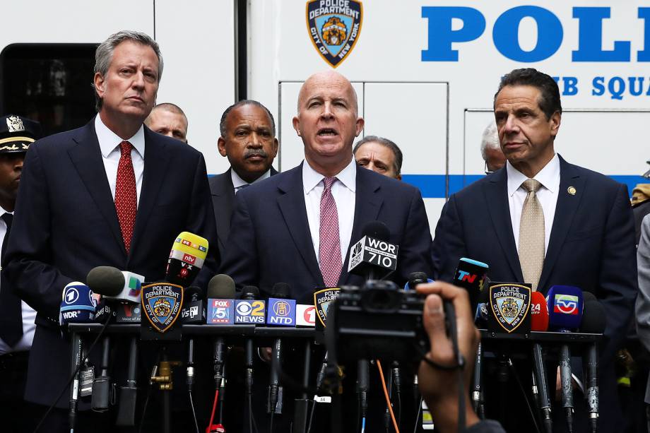 O prefeito de Nova York, Bill de Blasio (esq), o policial James O'Neill (centro), e o governador de Nova York, Adrew Cuomo, concedem entrevista coletiva após pacotes suspeitos serem enviados para Hillary Clinton e Barack Obama - ex-presidentes americanos - e para a sede da rede de televisão CNN - 24/10/2018