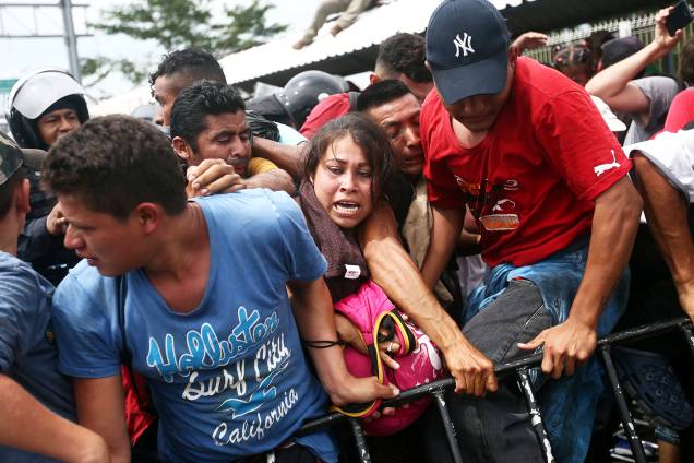 Migrantes hondurenhos tentam chegar a fronteira da Guatemala com o México - 19/10/2018 Migrantes hondurenhos tentam chegar a fronteira da Guatemala com o México - 19/10/2018