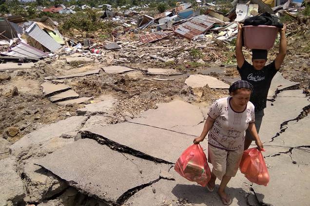 Residentes de Palu, a cidade mais afetada pelo terremoto seguido de tsunami em Sulawesi, na Indonésia, carregam mantimentos após os tremores - 29/09/2018 Residentes de Palu, a cidade mais afetada pelo terremoto seguido de tsunami em Sulawesi, na Indonésia, carregam mantimentos após os tremores - 29/09/2018