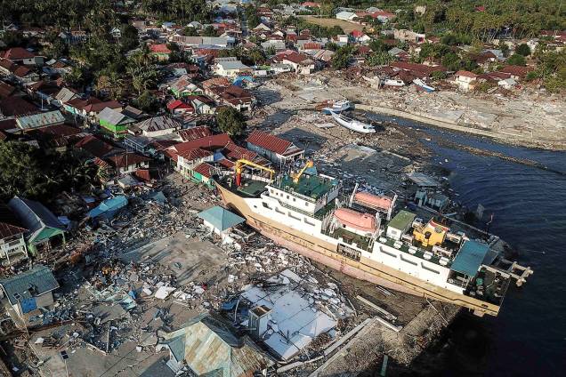Navio é visto encalhado após a passagem de terremoto seguido de tsunami na região de Wani, na ilha de Celebes, Indonésia - 01/10/2018 Navio é visto encalhado após a passagem de terremoto seguido de tsunami na região de Wani, na ilha de Celebes, Indonésia - 01/10/2018