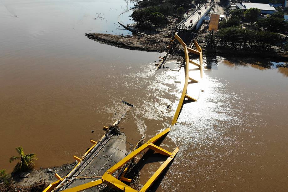 Uma ponte que cedeu após as fortes ondas causadas pelo tsunami, é vista submersa na cidade de Palu - 01/10/2018