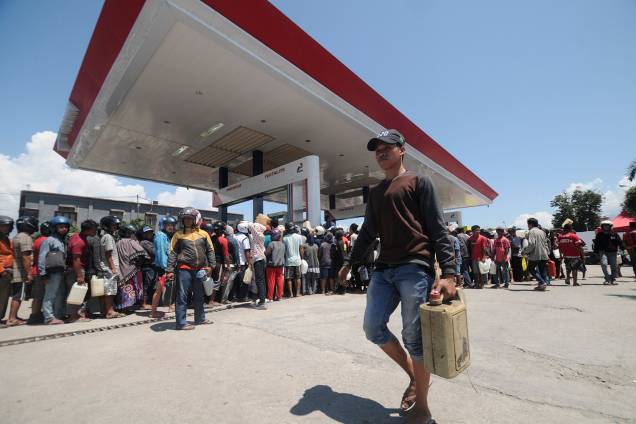 Moradores formam fila para conseguir combustível em um posto de gasolina na cidade de Palu, na Ilha de Sulawesi, Indonésia - 01/10/2018 Moradores formam fila para conseguir combustível em um posto de gasolina na cidade de Palu, na Ilha de Sulawesi, Indonésia - 01/10/2018