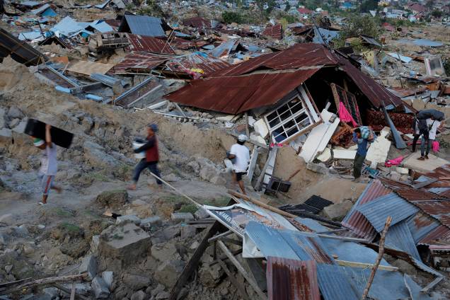 Residentes evacuam suas casas destruídas após o terremoto seguido de tsunami que afetou 1,5 milhão de pessoas na Indonésia - 01/10/2018 Residentes evacuam suas casas destruídas após o terremoto seguido de tsunami que afetou 1,5 milhão de pessoas na Indonésia - 01/10/2018