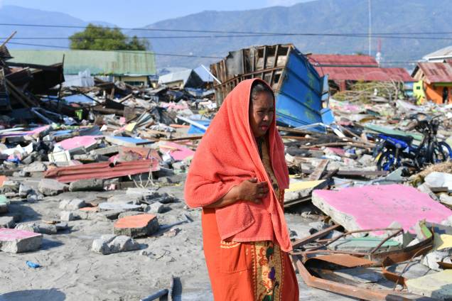 Mulher caminha na área onde ficava sua casa no subdistrito de Lere em Palu, na Indonésia. Cerca de 1400 pessoas morreram no terremoto seguido de tsunami que atingiram a região - 03/10/2018 Mulher caminha na área onde ficava sua casa no subdistrito de Lere em Palu, na Indonésia. Cerca de 1400 pessoas morreram no terremoto seguido de tsunami que atingiram a região - 03/10/2018