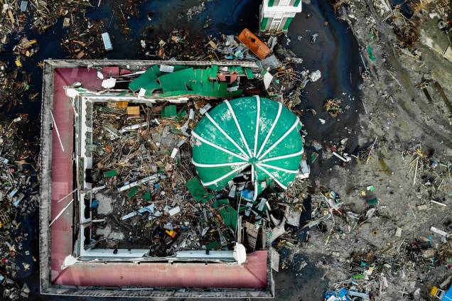 Imagem aérea mostra a grande mesquita Baiturrahman em Palu, no centro de Sulawesi, na Indonésia, após um terremoto e um tsunami atingiram a área - 03/10/2018 Imagem aérea mostra a grande mesquita Baiturrahman em Palu, no centro de Sulawesi, na Indonésia, após um terremoto e um tsunami atingiram a área - 03/10/2018