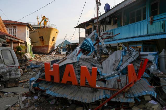 Navio fica encalhado depois do terremoto e tsunami que atingiram uma área em Wani, Donggala, Central Sulawesi, Indonésia - 03/10/2018 Navio fica encalhado depois do terremoto e tsunami que atingiram uma área em Wani, Donggala, Central Sulawesi, Indonésia - 03/10/2018