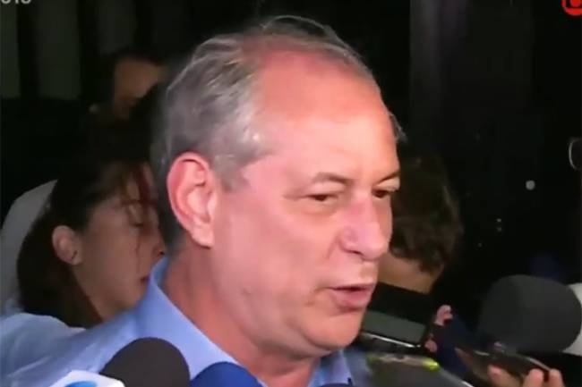 Ciro Gomes fala com jornalistas após derrota Ciro Gomes fala com jornalistas após derrota