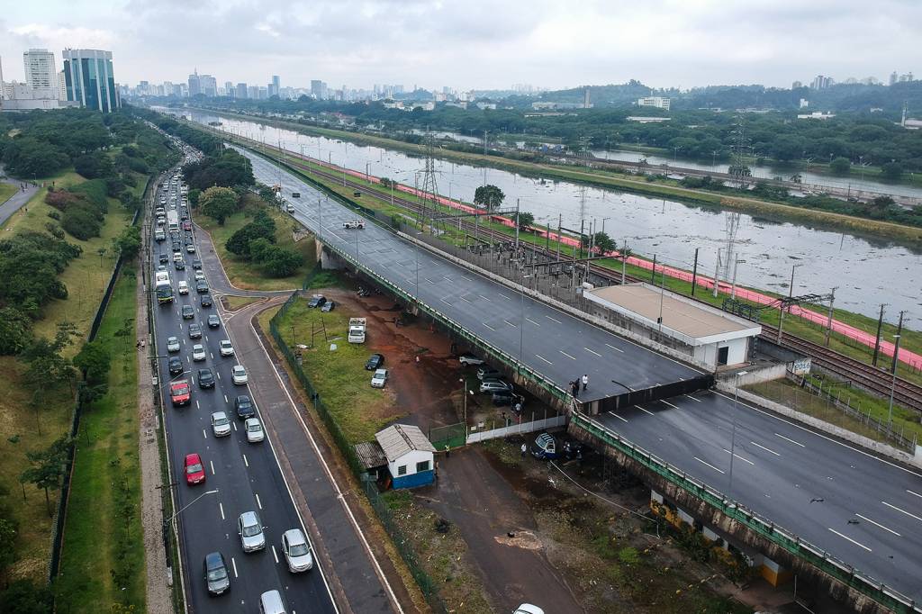 Secretário afirma que viaduto cedeu mais três milímetros durante a noite