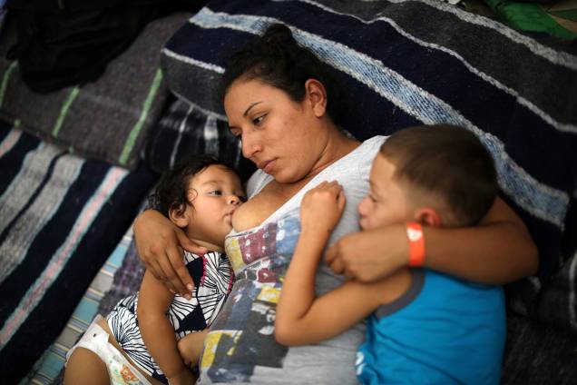 Glenia Luz Lopez, 29,Anos, é vista com seus filhos em acampamento montado na fronteira entre o México e os Estados Unidos - 24/11/2018 Glenia Luz Lopez, 29,Anos, é vista com seus filhos em acampamento montado na fronteira entre o México e os Estados Unidos - 24/11/2018