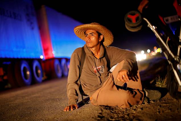 Cristian Israel, parte de uma caravana que viaja da América Central em rota para os Estados Unidos, espera para pegar carona depois de descansar em um acampamento improvisado em Matias Romero Avendano, México - 10/11/2018 Cristian Israel, parte de uma caravana que viaja da América Central em rota para os Estados Unidos, espera para pegar carona depois de descansar em um acampamento improvisado em Matias Romero Avendano, México - 10/11/2018