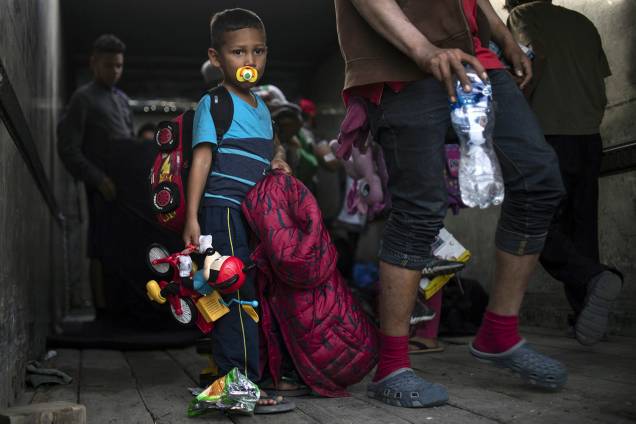 Criança é vista em fila para subir em caminhão, em Tijuana, cidade localizada no México - 27/11/2018 Criança é vista em fila para subir em caminhão, em Tijuana, cidade localizada no México - 27/11/2018