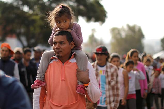 Membros da caravana de imigrantes da América Central fazem fila para receberem comida em acampamento improvisado, montado nos arredores da fronteira entre o México e os Estados Unidos, na cidade de Tijuana - 24/11/2018 Membros da caravana de imigrantes da América Central fazem fila para receberem comida em acampamento improvisado, montado nos arredores da fronteira entre o México e os Estados Unidos, na cidade de Tijuana - 24/11/2018