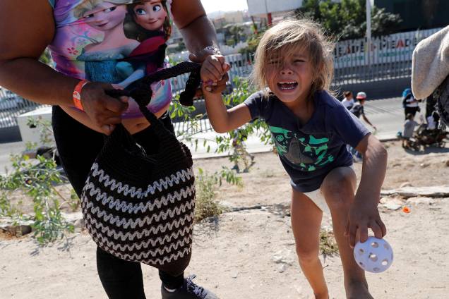 Garota chora durante confronto de imigrantes da América Central e policiais, próximo da fronteira entre o México e os Estados Unidos, na cidade de Tijuana - 25/11/2018 Garota chora durante confronto de imigrantes da América Central e policiais, próximo da fronteira entre o México e os Estados Unidos, na cidade de Tijuana - 25/11/2018