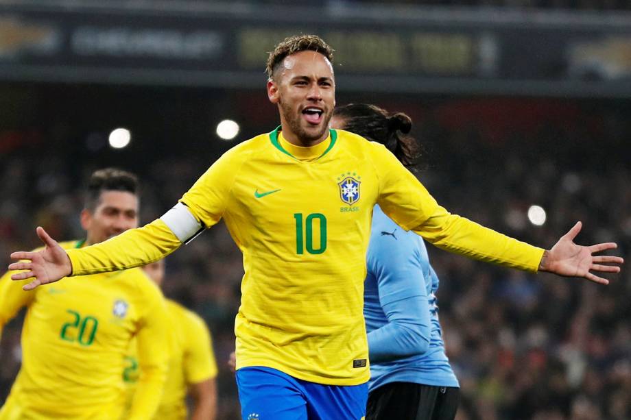 Neymar comemora após marcar gol de pênalti durante partida amistosa contra o Uruguai, realizada em Londres - 16/11/2018