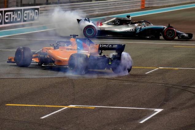 O piloto espanhol da McLaren, Fernando Alonso, acompanha Lewis Hamilton da Mercedes depois de sua última corrida de F1 no Grande Prêmio de Abu Dhabi O piloto espanhol da McLaren, Fernando Alonso, acompanha Lewis Hamilton da Mercedes depois de sua última corrida de F1 no Grande Prêmio de Abu Dhabi