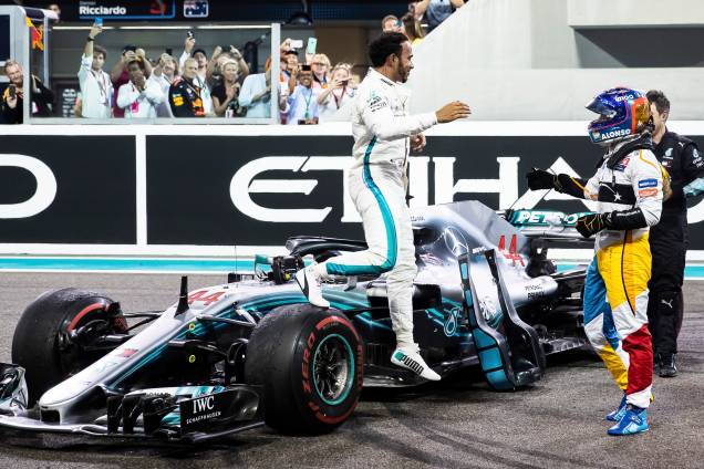 O vencedor da corrida, o britânico Lewis Hamilton da Mercedes comemora com Fernando Alonso da McLaren na despedida do piloto espanhol da F1 após o Grande Prêmio de Abu Dhabi O vencedor da corrida, o britânico Lewis Hamilton da Mercedes comemora com Fernando Alonso da McLaren na despedida do piloto espanhol da F1 após o Grande Prêmio de Abu Dhabi