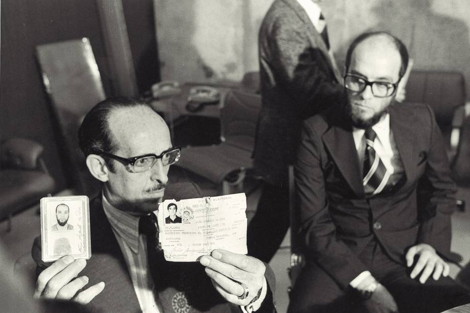 Inspetor João Augusto da Rosa, à direita, de barba, conhecido como Irno, envolvido no seqüestro de Lilián Celiberti e Universindo Díaz, militantes de esquerda uruguaios, ao lado de seu advogado Manuel Augusto de Godoy - 25/10/1979 Inspetor João Augusto da Rosa, à direita, de barba, conhecido como Irno, envolvido no seqüestro de Lilián Celiberti e Universindo Díaz, militantes de esquerda uruguaios, ao lado de seu advogado Manuel Augusto de Godoy - 25/10/1979