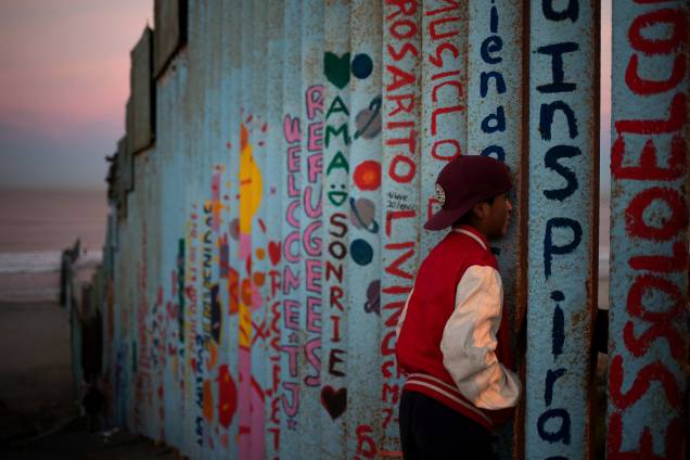 Angel, um menino de 13 anos de idade, migrante de Honduras, é visto na fronteira entre os Estados Unidos e o México, na cidade de Tijuana - 15/11/2018 Angel, um menino de 13 anos de idade, migrante de Honduras, é visto na fronteira entre os Estados Unidos e o México, na cidade de Tijuana - 15/11/2018