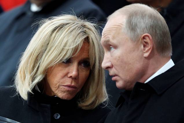 A primeira-dama francesa Brigitte Macron conversa com o presidente Emmanuel Macron, durante cerimônia em comemoração aos 100 anos do fim da Primeira Guerra Mundial, no Arco do Triunfo - 11/11/2018 A primeira-dama francesa Brigitte Macron conversa com o presidente Emmanuel Macron, durante cerimônia em comemoração aos 100 anos do fim da Primeira Guerra Mundial, no Arco do Triunfo - 11/11/2018