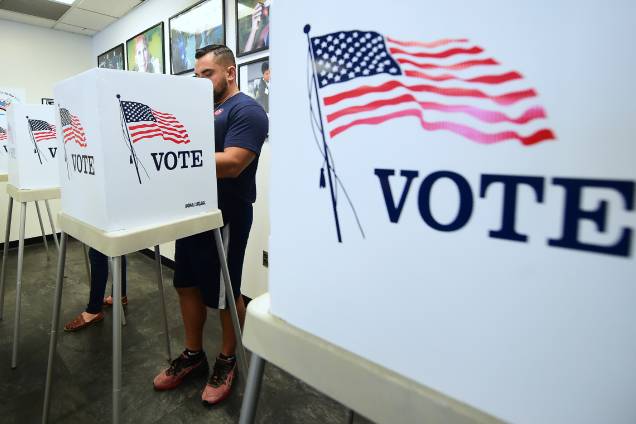 Homem vota durante as eleições intermediárias em Norwalk, Califórnia - 05/11/2018 Homem vota durante as eleições intermediárias em Norwalk, Califórnia - 05/11/2018