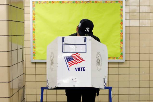 Home vota durante a eleição de meio de mandato em Manhattan, Nova York - 06/11/2018 Home vota durante a eleição de meio de mandato em Manhattan, Nova York - 06/11/2018