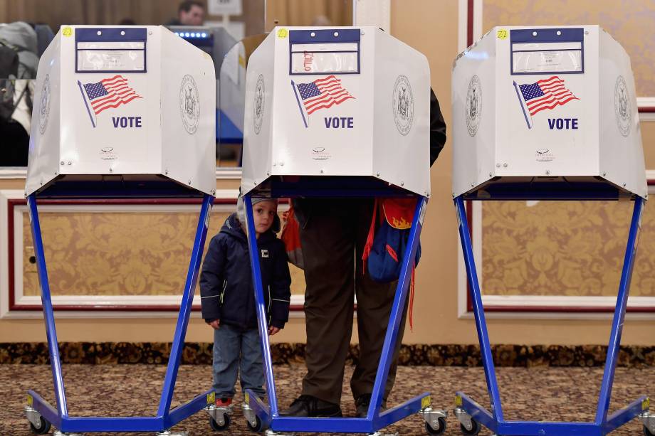 Eleitor deposita sua cédula em uma estação de votação do Centro Judaico de East Midwood, Brooklyn, Nova York - 06/11/2018