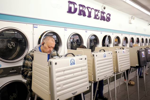 Eleitor vota em lavanderia na cidade de Chicago, localizada no estado americano de Illinois - 06/11/2018 Eleitor vota em lavanderia na cidade de Chicago, localizada no estado americano de Illinois - 06/11/2018