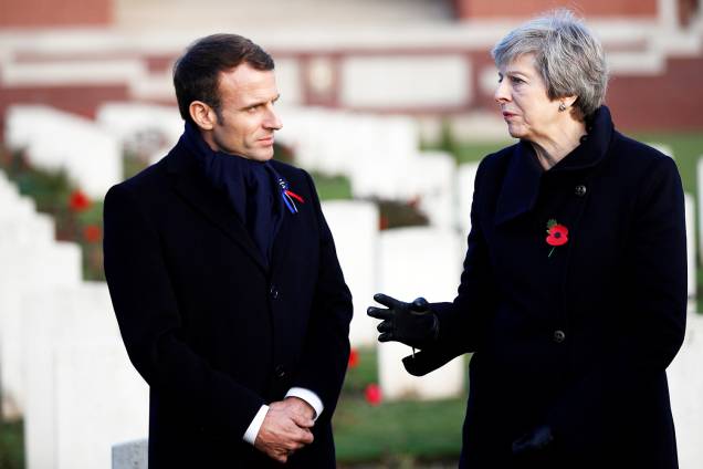 A primeira-ministra britânica Theresa May e o presidente francês Emmanuel Macron visitam o memorial franco-britânico da Primeira Guerra Mundial, localizado em Thiepval - 09/11/2018 A primeira-ministra britânica Theresa May e o presidente francês Emmanuel Macron visitam o memorial franco-britânico da Primeira Guerra Mundial, localizado em Thiepval - 09/11/2018