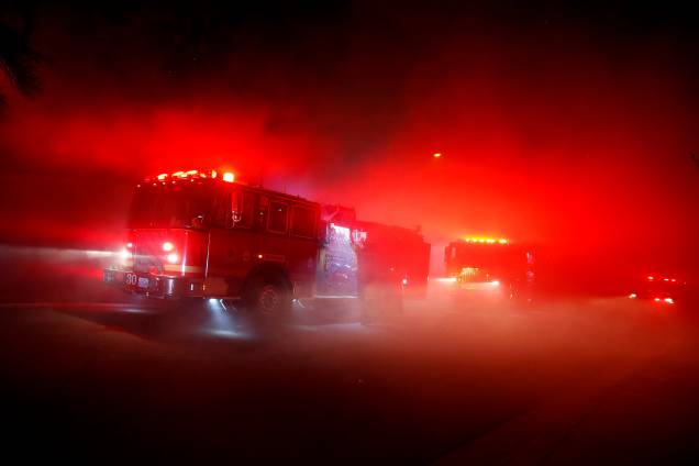Bombeiros chegam para combater o fogo de um incêndio florestal que obrigou dezenas de pessoas a deixarem suas casas em Thousand Oaks, na Califórnia - 08/11/2018 Bombeiros chegam para combater o fogo de um incêndio florestal que obrigou dezenas de pessoas a deixarem suas casas em Thousand Oaks, na Califórnia - 08/11/2018