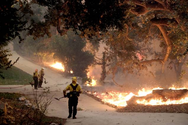 Bombeiros realizam trabalho de rescaldo durante incêndio florestal nos arredores de Agoura Hills, cidade localizada no estado americano da Califórnia - 09/11/2018 Bombeiros realizam trabalho de rescaldo durante incêndio florestal nos arredores de Agoura Hills, cidade localizada no estado americano da Califórnia - 09/11/2018