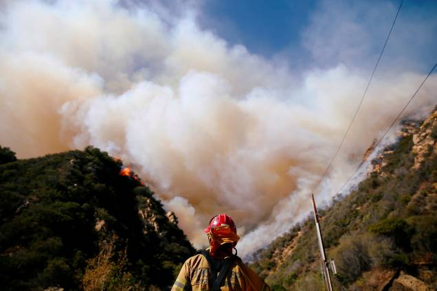 Bombeiros lutam contra o incêndio Woolsey em Malibu, Califórnia - 11/11/2018 Bombeiros lutam contra o incêndio Woolsey em Malibu, Califórnia - 11/11/2018