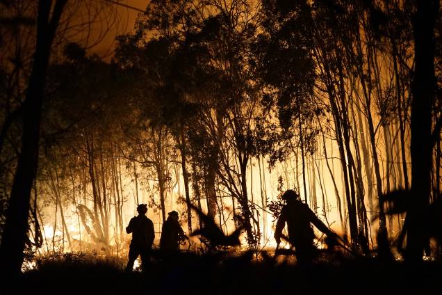 Bombeiros combatem um incêndio na estrada de Fingerfield na área do Parque Nacional de Deepwater, em Queensland, na Austrália - 29/11/2018 Bombeiros combatem um incêndio na estrada de Fingerfield na área do Parque Nacional de Deepwater, em Queensland, na Austrália - 29/11/2018