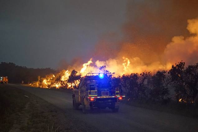 Caminhão de bombeiros avança em direção a um incêndio na área do Parque Nacional de Deepwater em Queensland, na Austrália - 29/11/2018 Caminhão de bombeiros avança em direção a um incêndio na área do Parque Nacional de Deepwater em Queensland, na Austrália - 29/11/2018