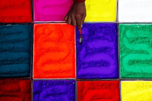 Vendedor de rua vende pó vermilion durante o festival Diwali, em Kathmandu, capital do Nepal - 05/11/2018 Vendedor de rua vende pó vermilion durante o festival Diwali, em Kathmandu, capital do Nepal - 05/11/2018