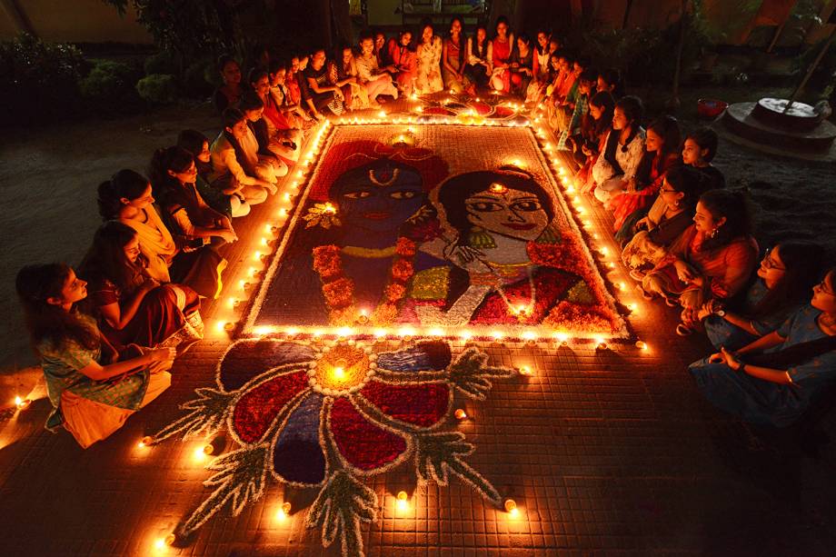 Meninas indianas acendem lâmpadas de barro em um "Rangoli" como eles celebram Diwali, o Festival das luzes, na cidade de Guwahati - 06/11/2018