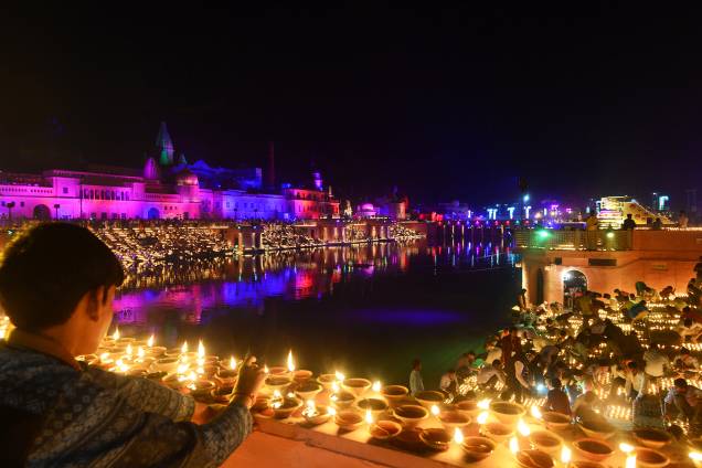 Indianos acendem velas nas margens do rio Sarayu às vésperas do festival "Diwali", na cidade indiana de Aiódia - 06/11/2018 Indianos acendem velas nas margens do rio Sarayu às vésperas do festival "Diwali", na cidade indiana de Aiódia - 06/11/2018