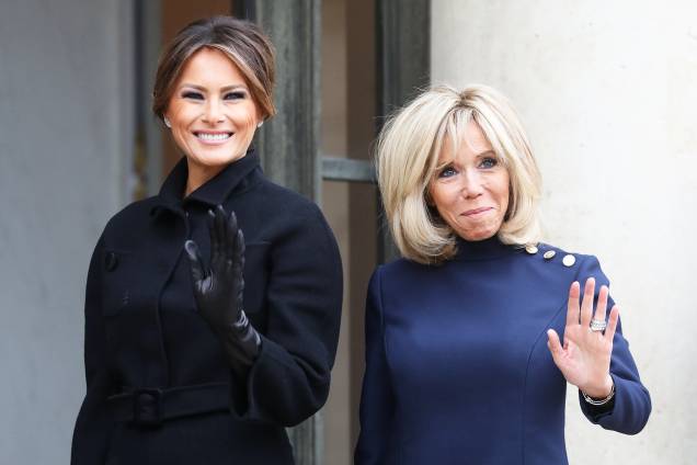 A primeira-dama americana Melania Trump e a primeira-dama francesa Brigitte Macron, posam para foto ao chegarem no Elysee Palace, em Paris - 10/11/2018 A primeira-dama americana Melania Trump e a primeira-dama francesa Brigitte Macron, posam para foto ao chegarem no Elysee Palace, em Paris - 10/11/2018