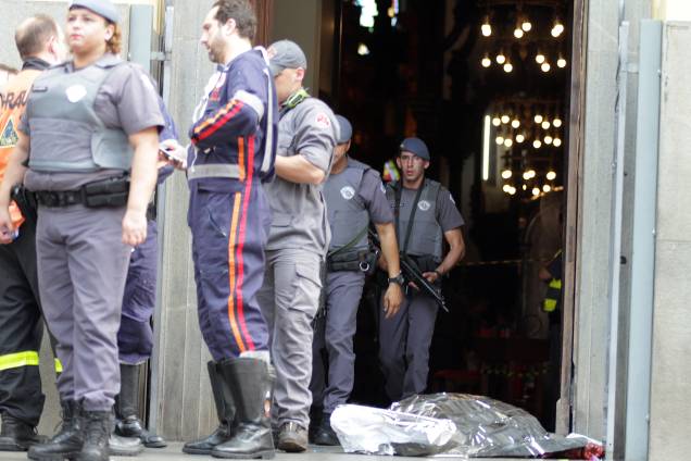 Policiais militares e médicos do Samu trabalham no atendimento às vítimas de um ataque a tiros na Catedral Metropolitana de Campinas (SP) - 11/12/2018 Policiais militares e médicos do Samu trabalham no atendimento às vítimas de um ataque a tiros na Catedral Metropolitana de Campinas (SP) - 11/12/2018