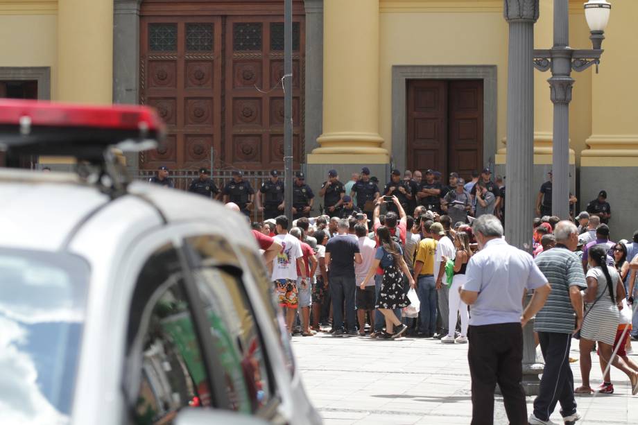 Movimentação em frente à Catedral Metropolitana de Campinas após um atirador abrir fogo contra os fiéis durante a missa - 11/12/2018