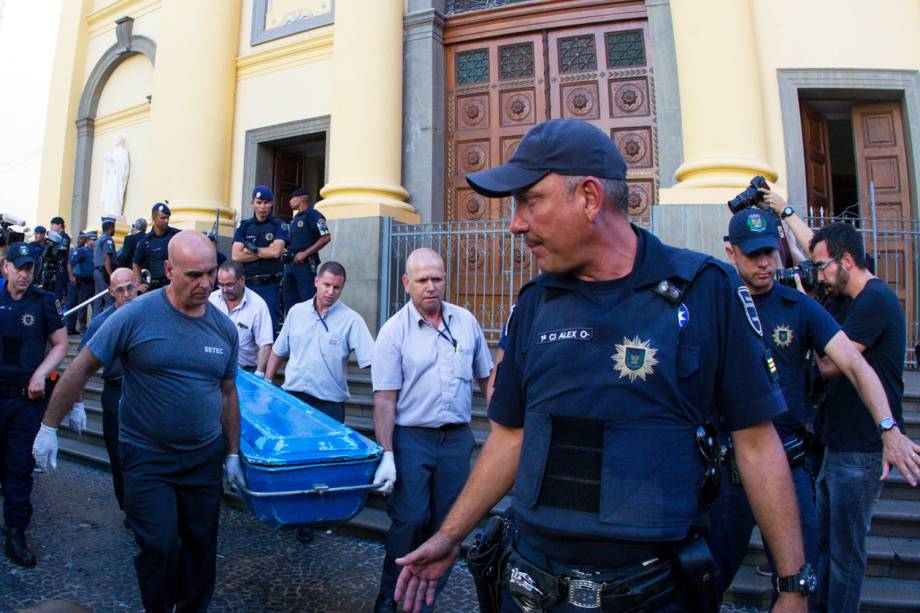 Corpo é retirado da Catedral Metropolitana de Campinas (SP), após homem abrir fogo e matar cinco pessoas no local - 11/12/2018